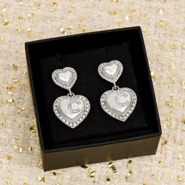 2024 Brincho de queda de charme de qualidade de luxo com design de formato de coração duplo em prata Prazado tem caixa de carimbo ps3646a