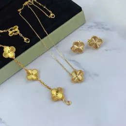 Gold Laser Clover Designer Pendant Halsband för kvinnor Girls Brand Flower Link Chain Short Choker Elegant halsband Trevliga smycken