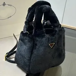 Designer Bag Tote Bag päls underarm Bag Fashionable Handväska Kvinnor Plush Bag Saddle Bag Luxury Handväska Triangel Badge Shoulder Bag Underarm Bag