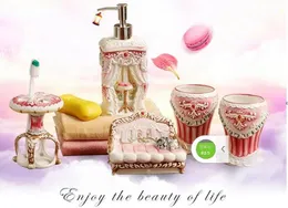 Ustaw ceramiczne akcesoria do łazienki Eleganckie 5 sztuk zestawów łazienkowych 1 Butelka mydła+1 mydło naczynia+1 uruchomienie puchu+2 szklanki różowego koloru