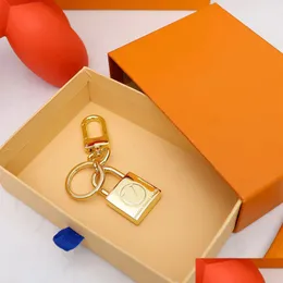 Kluczowe pierścionki moda luksusowy projektant Sier Gold Metal Key Bluckle Klasyczny wisiorek Letter Blokada Wysokiej jakości breloki plecak orn dhfji
