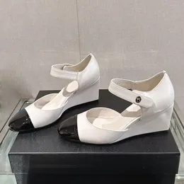 24SS Женская одежда для обуви дизайнерская платформа каблуки на каблуках Мэри Джейн Сандалии с носовой пряжкой повседневная обувь Классическая телячья кожа
