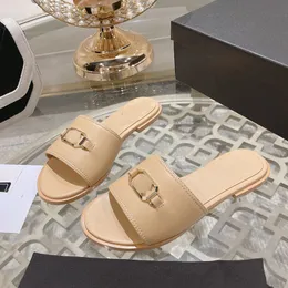 Projektant Slipper Slides Sandals Sandals Sheepskin Lady Casual House Pokój Kapcie Sprężyn Spring Flat Comfort Shoe Klasyczna metalowa klamra najwyższa jakość