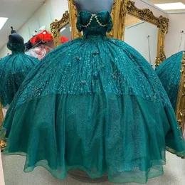 Emerald Green Shiny Quinceanera klänningar Bollklänning från axelapplikationerna Bow pärlstav mexikanska söta 16 klänningar 15 anos