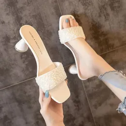 Floplar Zarif Orta Topuk Kadın Ayakkabıları 2022 Trend Ladies Sandals Lüks Kadın Sandal Flip Flop Fashion Beach Chinelos Tasarımcı Topuklar