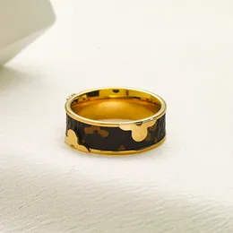 Novo anel de letra de letra de ouro clássico designer couro anel de couro feminino para presente de casamento de moda moda moda estilo caixa de jóias embalagem