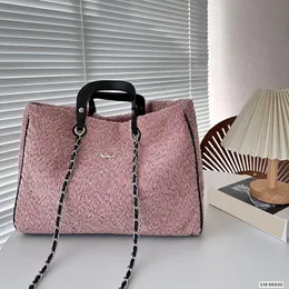 Flygplatsväska designer kvinnor axelväska 40 cm lamm kashmir silver hårdvara metalllås lyxhandväska matelasse kedja crossbody väska makeup väska resväskor sacoche