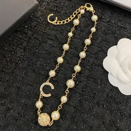 Smyckesdesigner lyxig pärla mässing halsband franska märke klassiska dubbla bokstäver guldpärlor inlagda strass högkvalitativa koppar kvinnor charm halsband syster gåva