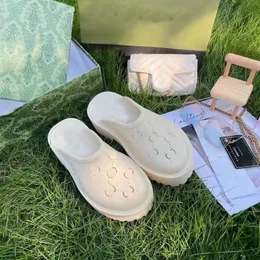 Lüks mektup terlik marka tasarımcıları bayanlar Hollow platform sandaletler şeffaf malzemelerden yapılmış moda seksi seksi güzel güneşli plaj kadın ayakkabı terlikleri