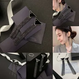 2024 Gestüt Frauen Modemarke Black Stud Ohrringe Dreieck Lange Quastenkette Dangle Drop Ohrstolme haben Briefmarken Ohrhörer Ohrringe für Lady Luxury Designer Schmuck A255