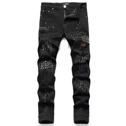 Mäns jeans 2021 Ny nit rippade svarta byxor sträcka broderi denim byxor manliga streetwear pil naglar mens biker casugojm