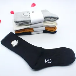Designer Socks for Men Women Pure Bawełna Oddychająca moda Znakomita stały kolor klasyczny haft w paski