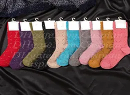 Nuovo calzini per lettere glitter di arrivo da donna lettere da donna con calzini con tag francobollo calze di moda completamente alta 4848344