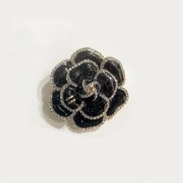 18K Broches banhados a ouro pinos designers de marca de luxo Black Camellia Flower Print Circle Mulheres Broches de aço inoxidável Wed268b