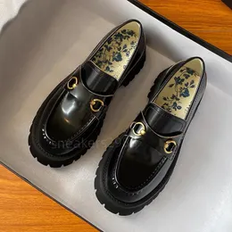 Tasarımcı Lüks Ayakkabı Vachette Toka Küçük Arı Gerçek Deri Çok Yönlü Loafers Kadın Platform Botlar Kalın Sole Sünger Kek At Nalı Toka Loafers