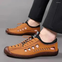 Sandálias 2024 Summer masculino de couro casual Hollow Out Business Business Sneakers de fundo macio mocassim marrom preto