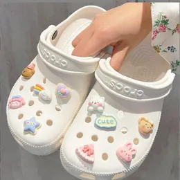 Cartoonzubehör Regenbogenbär DIY Loch Schuhe Schuh Blume Kreuzdekoration Schnalle Harz Drop Lieferung OTWZE