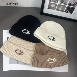 2J01 Tasarımcı Sonbahar ve Kış Instagram Moda Mektubu Şapka Çocuk Etiketi Yün Dizelleri Şapka Sıcak Koruma Örgü Şapka Kore Edition Modaya Modeli Çok Soğuk
