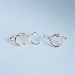 Prosty szczotkowany srebrny kolor Karma Pierścienie dla kobiet Trendy Round Party Wedding Radze Biżuteria Trwałe pierścienie Bijoux R027298B