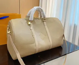 Tasarımcı Duffle Bag erkek kadın moda seyahat çantası büyük kapasiteli çanta kabartma klasik baskılı kaplamalı deri seyahat çantası yatılı çanta çanta boyutu 50x28x23cm