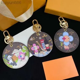 Luxury Keychain Circular Shape Brand Brown Black Flower Grid Designer Car Keyring Women Fibbia nyckelkedjor Handgjorda Fashion Keychains väskor hänge