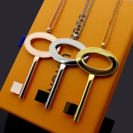 76 cm längd aldrig bleknar rostfritt stål stora nyckelhänge halsband guldpläterade v logotyp tryckta kvinnor designer smycken