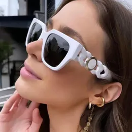 مصمم النظارات الشمسية نظارات العلامة التجارية في الهواء الطلق ظلال PC Farme Fashion Classic Ladies Luxurys Sunglass Mirrors for Women Random Box260U