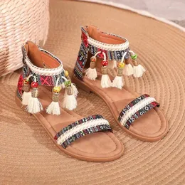 صندل أزياء النساء 2023 الصيفية على الطراز الصيفي السوستة الخلفية حذاء شرابة بالخرز العرقية النساء الرومانيات