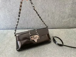 Designer RockStud23 Bolsas de ombro de pele de bezerro lisas Hardware e prisioneiros metálicos Bolsas de corpo transversal de tons de ouro