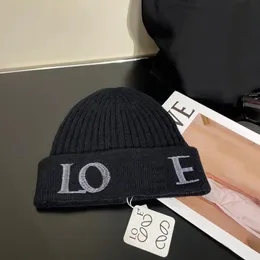 Кэпки роскошные дизайнер Beanie Hat Нейтральная классическая алфавит высокая растяжка алфавита. Случайный откровенный вязаной шляп с капюшоном теплый многоцветный