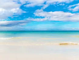 Nubbie bianche blu bianche spiaggia lo sfondo pografia sul pavimento sabbioso per le vacanze estate panoramica poca studio di studio 2627788