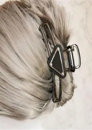 Fermagli per capelli da donna Designer di lusso Triangolo in metallo Fermaglio per capelli con timbro Donna Ragazza Marca Lettera Barrettes Accessori per capelli moda9181191