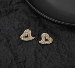 Nueva moda europea y americana Hip Hop pendientes de amor Retro irregular circón hueco en forma de corazón pendientes Ins pendientes de gama alta 8890453