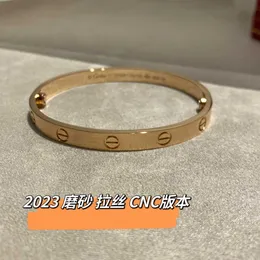 En klassisk 2024 ny borstad matt kärlek Eternal ringskruvmejselarmband mot guld CNC