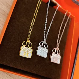 Schmuckmarke Designer Luxus Halskette Klassische Single -Buchstaben Drei Farbstil Eingelegtes Strass und Weiß Beimu Bag Anhänger Frauen Charme Halsketten Schwester Fashion Geschenk