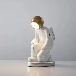 Современная космическая лампа для украшения гостиной с космонавтом, скандинавская детская комната, прикроватная тумбочка для спальни, офиса, светодиодная настольная лампа 231225