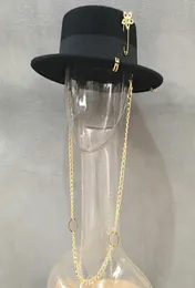 Czarna fedora dla kobiet Feel Gold Chian Flower Brooch Boater Hat Flat Pork Pie Style Great Brim Hat Regulowany klasyczny kapelusz imprezowy 2104263706