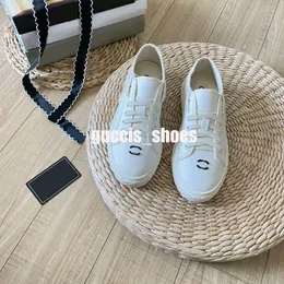 2023 مصمم جديد حرف فاخر غير رسمي أحذية ملفات تعريف الارتباط Summer Summerished Canvas Leather Sneakers Small White Shoes Channel N01