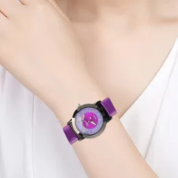 Armbandsur Lady Fashion Pretty Diamond Purple Quartz Luxury Wrist Watch Girl Nice Men Analog och digitala kvinnor