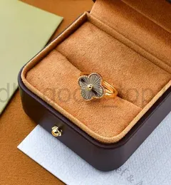 Bandringar designers smycken klöver ring klassisk diamant bröllop av kvinnan man älskar guld silver krom hjärtvalentiner mödrar dag gåva med låddammväska 2 oqtq