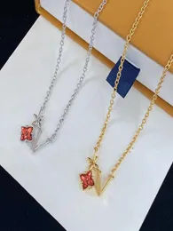 Med Box Classic Red Flower Designers Pendant Halsband Gold Silver Women Letter Halsband Kvalitet Gold Cross Pendants Part Holiday9077917