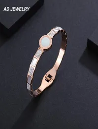 Il nuovissimo designer trapezoidale in acciaio inossidabile con bracciale in oro rosa con strass bianco1410048