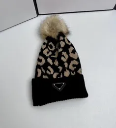 intero Women039s Cappello invernale a cuffia in maglia morbida con pom pom in pelliccia sintetica Berretti caldi con teschio per donna8968952