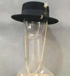 Черная фетровая фетровая шляпа для женщин из фетра, золотая брошь в виде цветка Чиан, шляпа-каноте, плоская шляпа с широкими полями в стиле свиного пирога, регулируемая классическая шляпа для вечеринок 2103712877