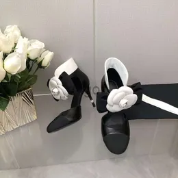 Designer Flower Women Sandals Pearl Fashion Summer High Heels Kvinnlig storlek 35-41 Lyxvarumärke Skodon damklänning Skor äkta läder casual skor