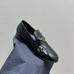 Lazer redondo luxo designer vestido sapatos com saltos planos clássico couro triângulo fivela de metal decoração andando sapato mulheres mocassins elegantes