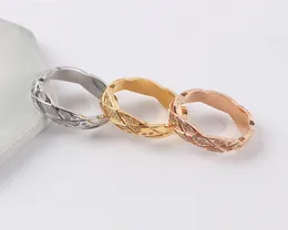 Полированное кольцо с высокой полосой и бриллиантами в клетку Классический дизайн Женские кольца для влюбленных Многоцветные кольца из нержавеющей стали для пар Модные украшения Who6107197