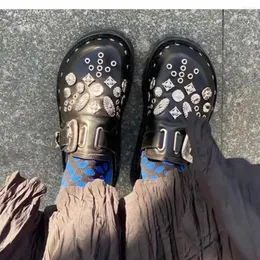 슬리퍼 여름 2023 리벳 레트로 펌프 여성은 패션 조커 메탈 머핀 두꺼운 털 뮬러 신발을 착용합니다.