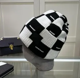 Gorro de malha de luxo designer clássico outono e inverno amantes xadrez toque macio gorro atmosférico diário versátil temperamento moda quente muito agradável6847235