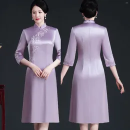 Этническая одежда размера плюс 4XL, женское атласное платье Ципао, традиционное китайское платье Чонгсам с цветочной вышивкой, элегантное фиолетовое платье в стиле ретро с половиной рукавом